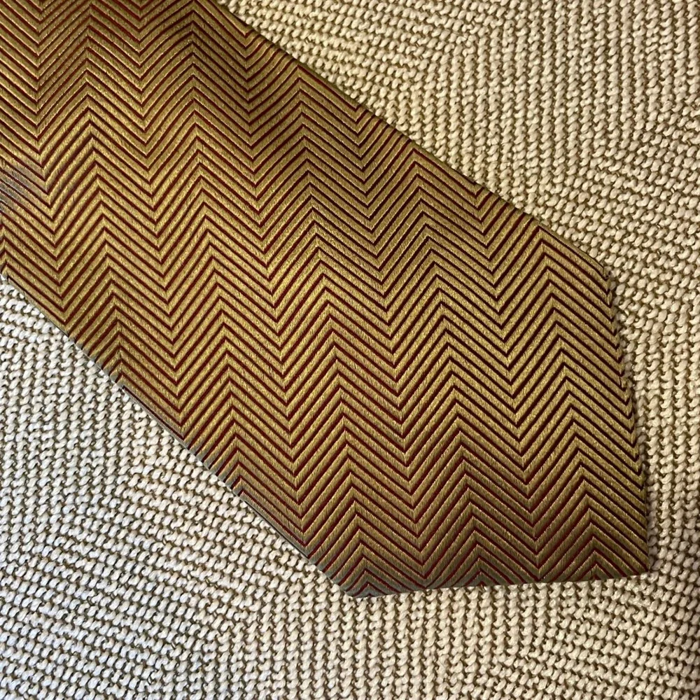 Etro Milano Silk Necktie Men Gold Burgundy Chevron Zigzag Italy Luxury Tie